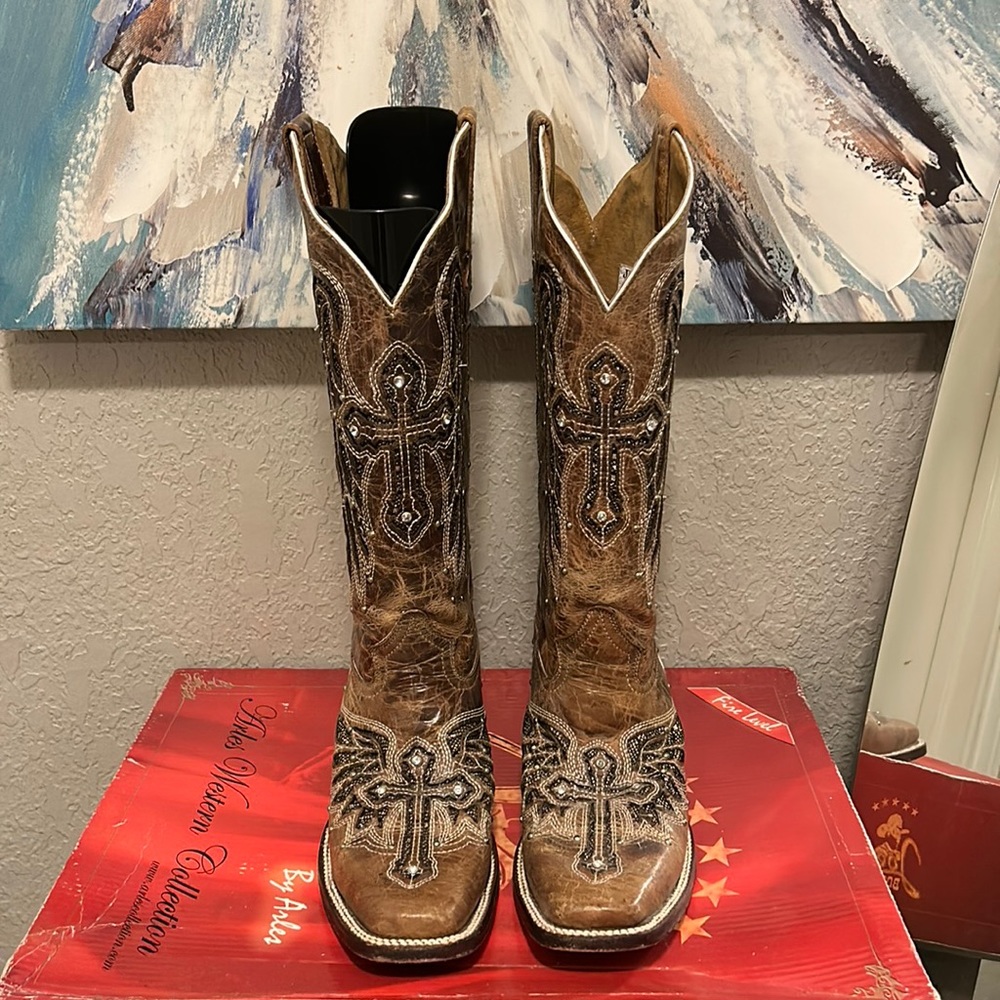 Beautiful Cowboy Boots with crosses and bling around the crosses